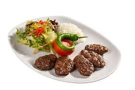 <u>5 stuks huisgemaakte turkse gehaktballen worden geserveerd met vers gebakken champions, paprika en ui'en</u>