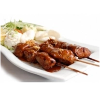 <u>3 Vers huisgemaakte kipstokjes worden geserveerd met satesaus</u>